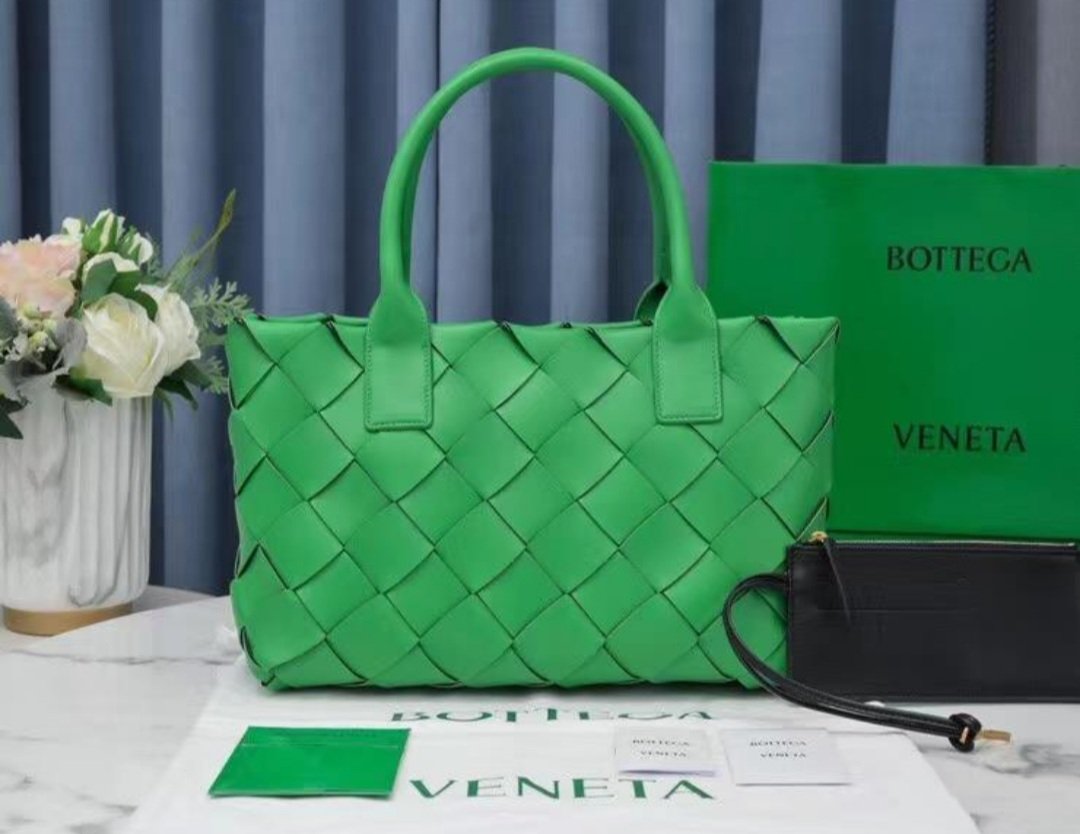 BV Small Intrecciato Tote Bag